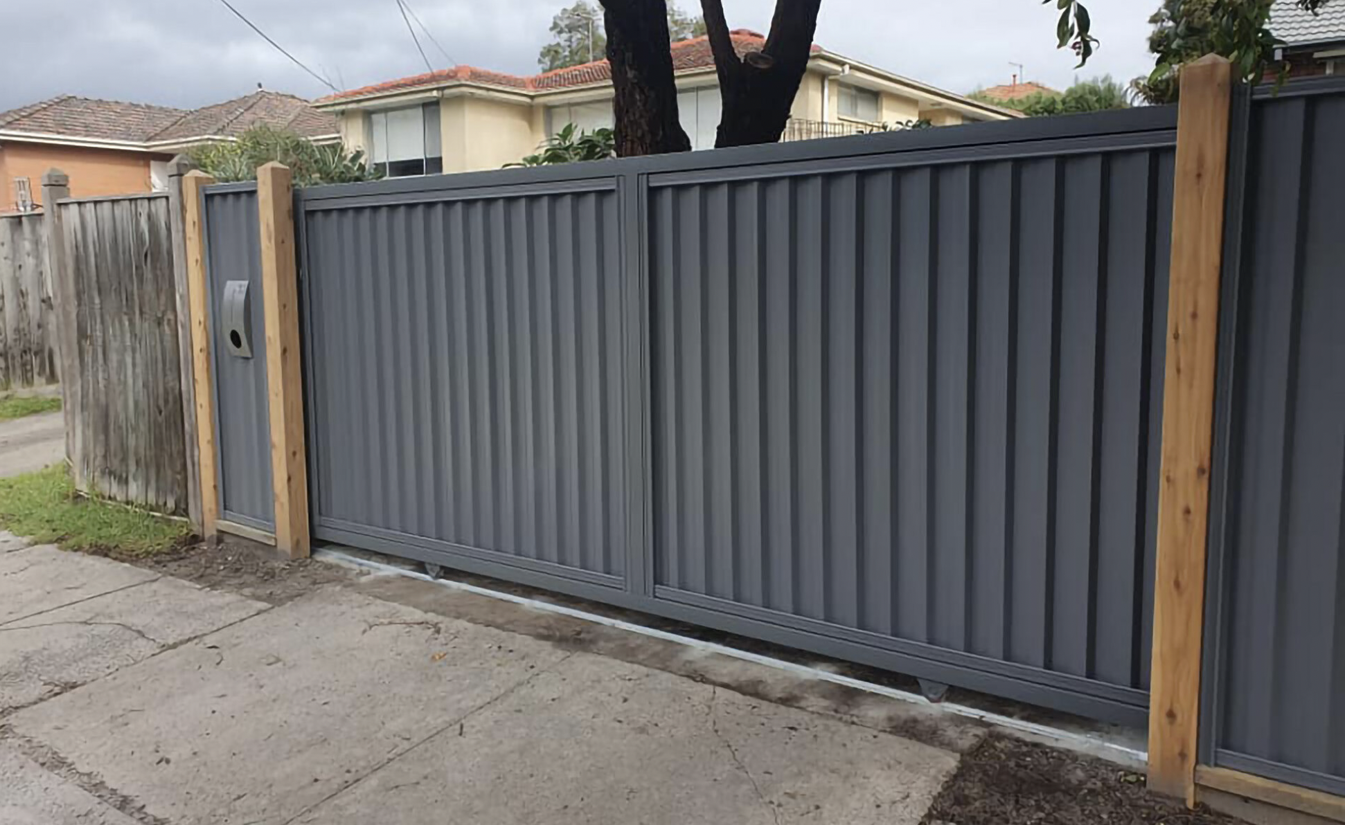 black-horizontal-panel-1800-between-posts